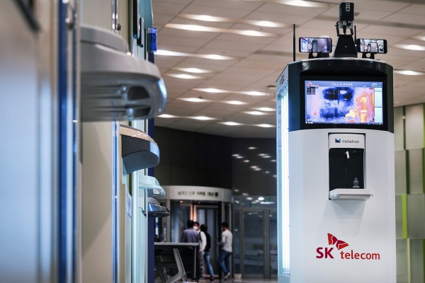 SK텔레콤의 '코로나19방역로봇'이 UV램프로 ATM기를 방역하고 있다.