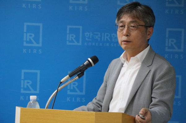 이흥근 엘이티 대표가 4일 서울 여의도에서 열린 기업공개 간담회에서 발표하고 있다.