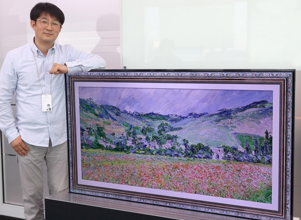 제55회 발명의 날 행사에서 올해의 발명왕을 수상한 김인주 LG디스플레이 팀장과 롤러블 유기발광다이오드(OLED) TV