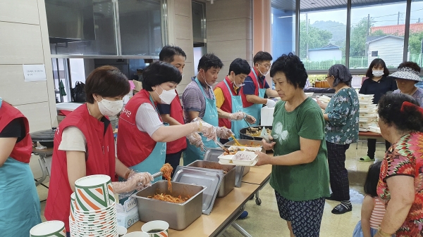 KT 임직원들이 7일부터 강원도 철원군 김화읍 생창리 마을회관에서 이재민과 자원봉사자를 대상으로 ‘사랑의 밥차’ 배식활동을 하고 있다.