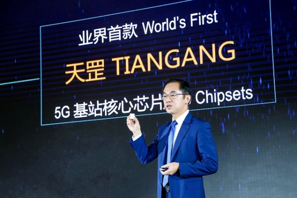 작년 1월 딩윈(丁耘) 화웨이 캐리어사업부 CEO가 세계 최초 5G 기지국용 코어 칩셋 티엔강(天罡, Tiangang)을 발표했다.