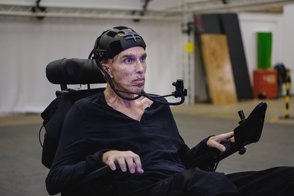 운동신경원 병을 앓고 있는 영국 로봇학자 피터 스콧 모건 박사는 2019년부터 기술을 이용해 수명을 연장하는 일련의 수술을 받기 시작했다.