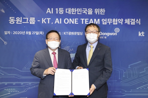 구현모 KT 대표(오른쪽)와 동원그룹 박인구 부회장이 27일 서울 종로구 KT 광화문빌딩에서 열린 '대한민국 AI 1등 국가를 위한 업무협약식'에서 기념사진을 찍고 있다.