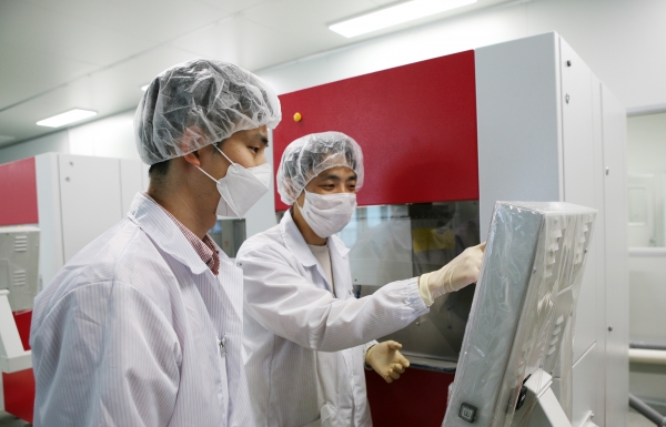 삼성디스플레이 직원(왼쪽)과 협력사인 그린광학 직원(오른쪽)이 실시간 모니터링 시스템을 점검하고 있다.