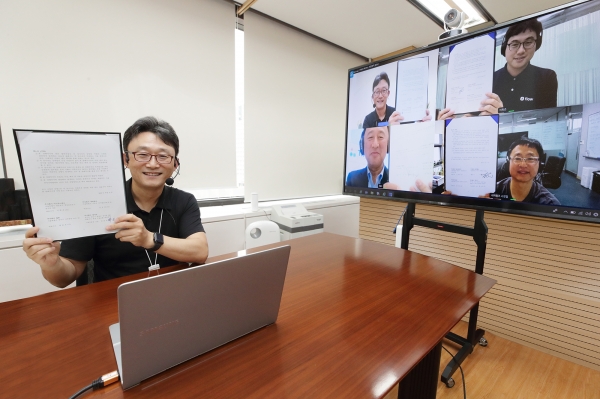 박윤영  KT 기업부문 사장이  'KT 디지털웍스(Digital Works) 사업 협력 업무협약(MOU)' 체결 뒤 기념촬영 하고 있다.