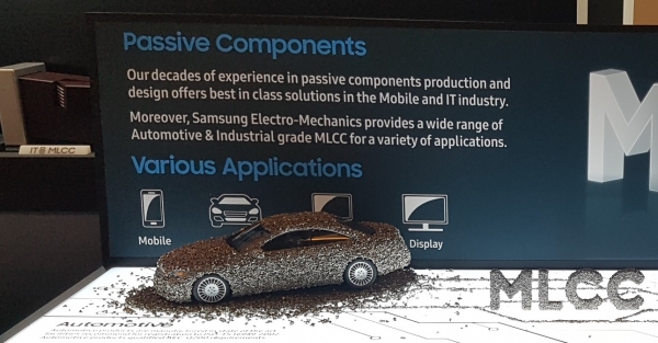 삼성전기가 자동차용 적층세라믹커패시터(MLCC) 5종을 새로 개발해 제품 라인업을 확대했다고 12일 밝혔다. 사진은 삼성전기가 MLCC로 장식해 전시한 자동차 모형이다.