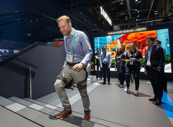 미국 라스베이거스에서 열린 세계 최대 전자 전시회 ‘CES 2020’에서 관람객이 삼성전자 웨어러블 보행 보조 로봇 ‘GEMS Hip’을 체험하는 모습