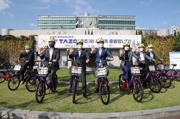 김준근 KT 인큐베이션단장(전무, 왼쪽 다섯째), 박혜림 옴니시스템 회장(" 여섯째)이 타조 서비스 관련 행사 후 기념 촬영을 하고 있다.