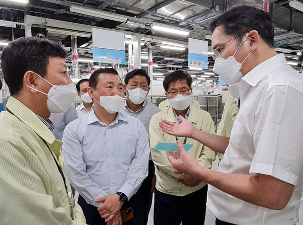 이재용 삼성전자 부회장의 베트남 공장 점검
