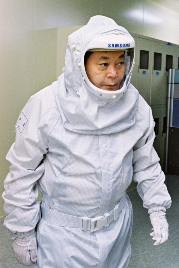 2004년 삼성전자 반도체사업장을 방문한 이건희 회장.