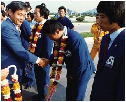1982년 레슬링협회 선수단을 격려차 방문한 이건희 삼성전자 회장(왼쪽).(삼성전자 제공)