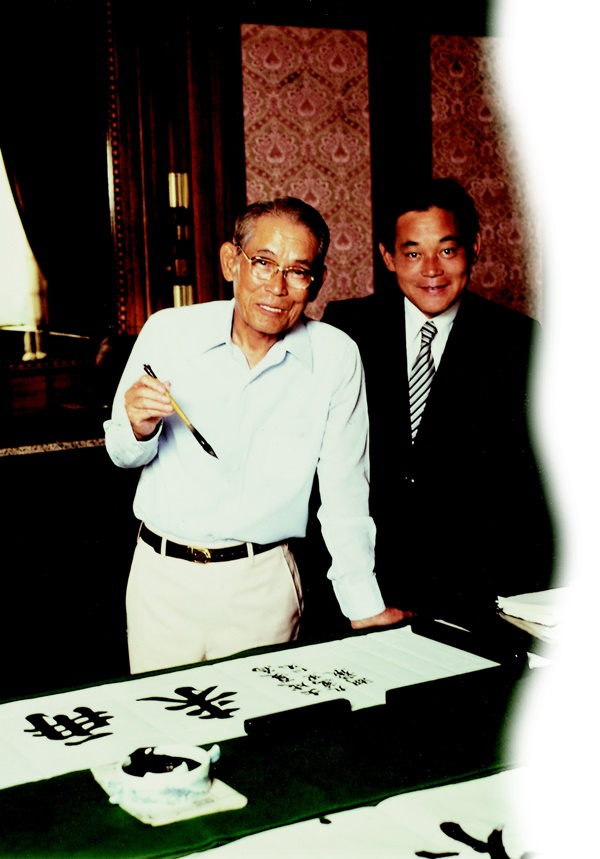 1980년 삼성 창업주인 이병철 회장과 이건희 회장이 함께있는 모습.
