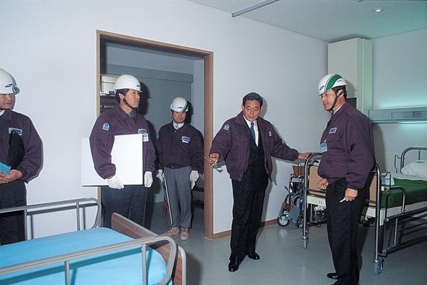 1993년 4월 삼성병원 건설현장에 방문한 이건희 회장