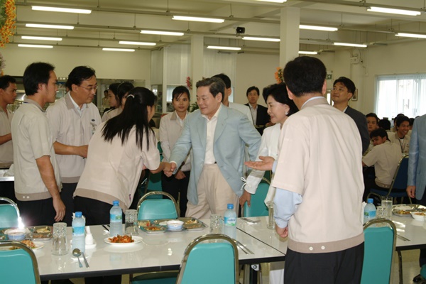 2005년 태국 사업장을 방문한 이건희 회장.