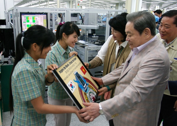 2012년 10월 13일 베트남 삼성전자 사업장을 방문한 이건희 회장