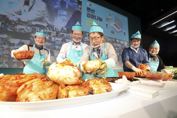 구현모 KT 대표(왼쪽 셋째)가 4일 '랜선 김장나눔' 행사에서 김장을 하고 있다.