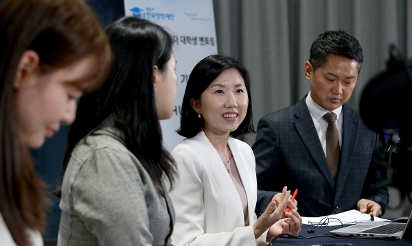 임연하 한국화웨이 부사장(왼쪽 셋째)이 지난 5일 한국장학재단 '사회 리더 멘토링'을 통해 온라인으로 대학생 100여명과 정보통신기술(ICT) 분야 진로 상담을 했다.