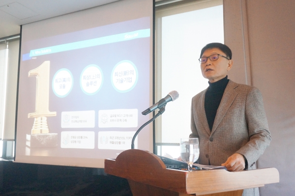전성호 솔루엠 대표가 13일 서울 여의도에서 열린 기업공개(IPO) 기자간담회에서 발표하고 있다.