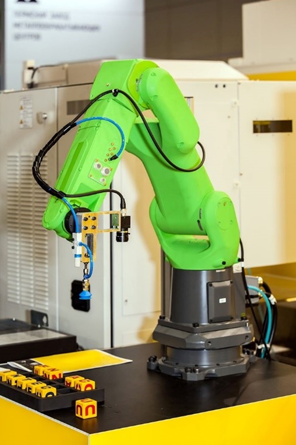 그림 2. 산업용 암 코봇은 생산 라인 직원 옆에서 다양한 작업을 수행할 수 있다. (자료: Alexander Tolstykh/shutterstock.com)