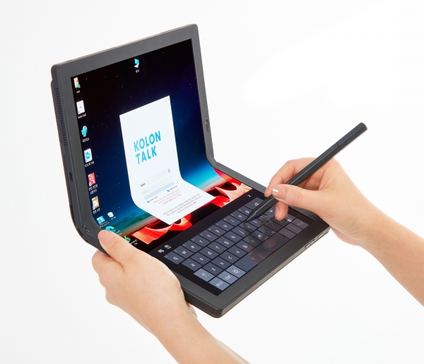 사진2. 코오롱인더의  CPI필름이 적용된 레노버 X1폴드 노트북은 터치펜을 이용해 노트북을 사용할 수 있다.