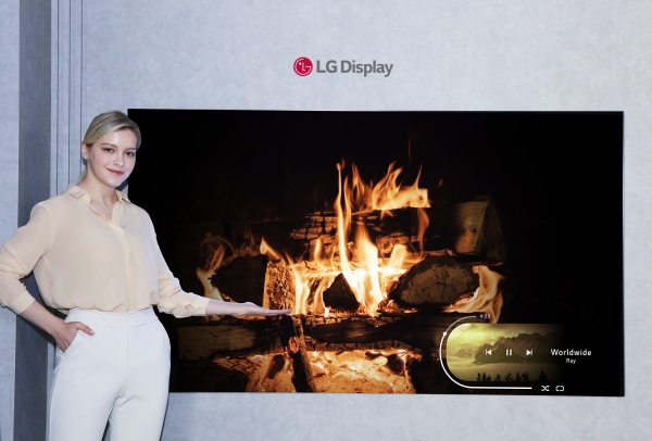 LG디스플레이가 신규 소자를 적용한 77인치 유기발광다이오드(OLED) TV 패널을 CES 2021에서 공개했다.