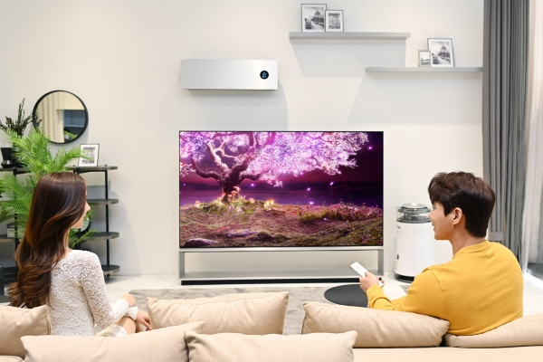 LG전자 모델들이 세계 최초 8K 유기발광다이오드(OLED) TV인 'LG 시그니처 올레드 8K'를 소개하고 있다.