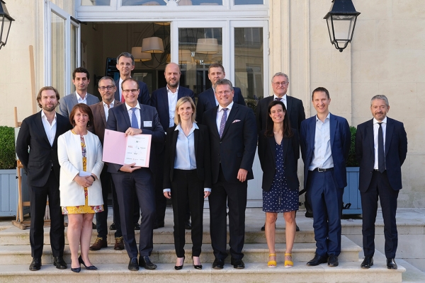 프랑스 파리에서 열린 서명식에서 베노이트 레마그난 베르코어 최고경영자(CEO)가 관계자들과 사진을 촬영했다.