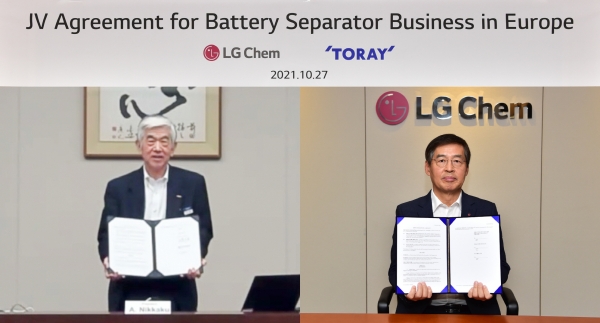 신학철 LG화학 부회장(오른쪽)과 닛카쿠 아키히로(Akihiro Nikkaku) 도레이 사장(왼쪽)이 합작법인 설립 계약을 체결하고 있다. (사진=LG화학)