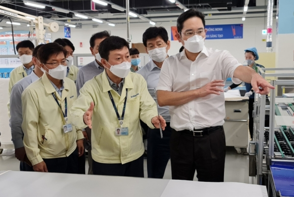이재용 삼성전자 부회장이 지난해 10월 베트남 현지사업을 점검하고 있는 모습. /삼성전자 뉴스룸