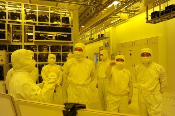 삼성전자 천안사업장 내 패키징 생산 라인을 살펴보고 있는 이재용 삼성전자 부회장.