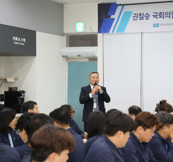 전석환 MKP 대표가 26일 '권칠승 국회의원 화성시 중소기업 현장간담회'에 임직원들과 함께 참석해 발언하고 있다. (자료=권칠승 국회의원실)