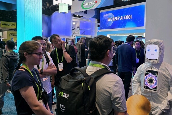 삼성전자, GTC 2026서 '그록3' 웨이퍼 전시