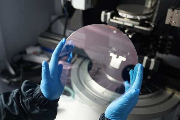 아이브이웍스, 2년 만의 코스닥 재도전...전력 반도체 '웨이퍼' 고객사 ... - 뉴스 썸네일 이미지