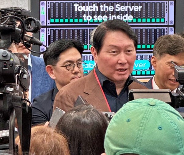 최태원, SK하이닉스 웨이퍼 생산능력 두 배 확대 계획