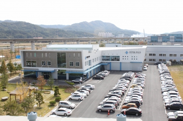 인텍플러스, 일본서 유리기판 검사장비 첫 수주 - 뉴스 썸네일 이미지
